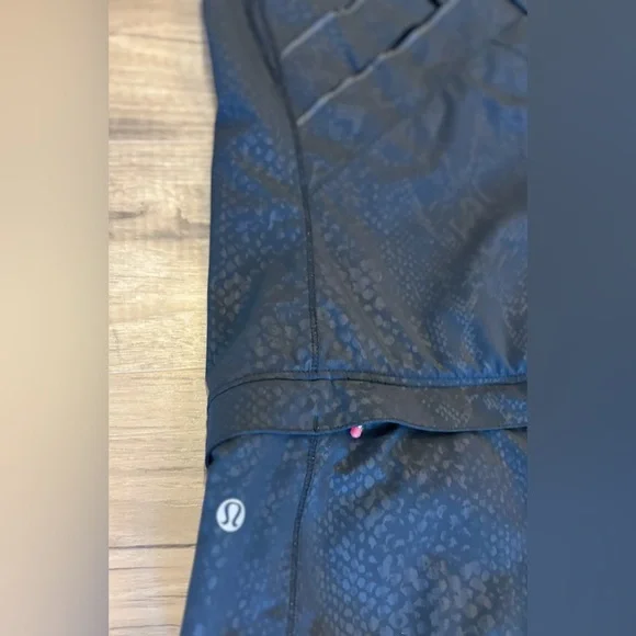 Lululemon Light Speed Vest – Desert Snake Embossed Black, Size 4 - Picture 5 of 5